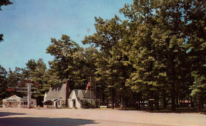 Edgewood Court Motel - Old Postcard Photo
